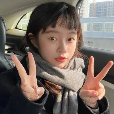 泳池里的女人